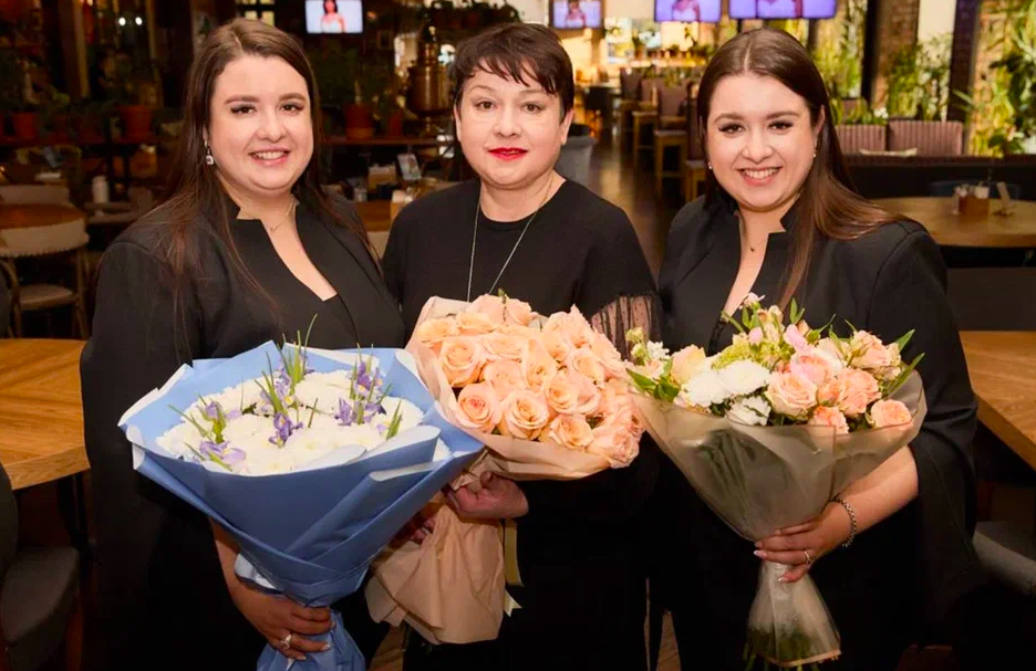 Фото Розы, тюльпаны и мимоза: жительницы Новосибирска показали праздничные букеты к 8 Марта 3